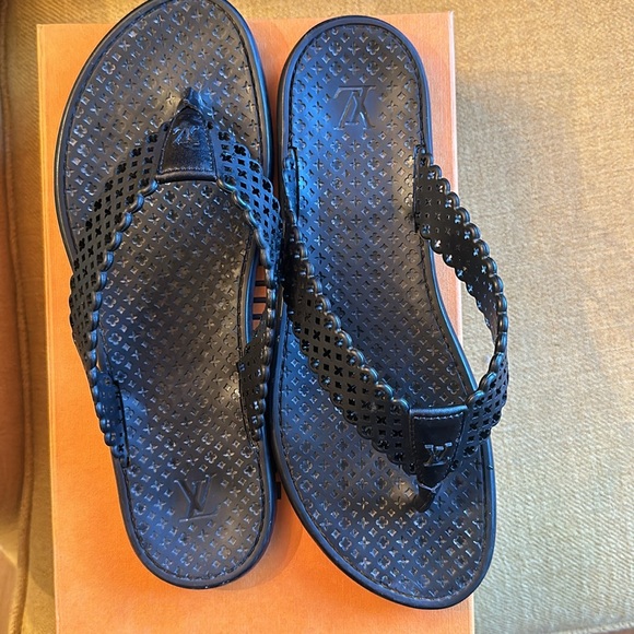 Louis Vuitton like new flip flops size 7 - Picture 2 of 4